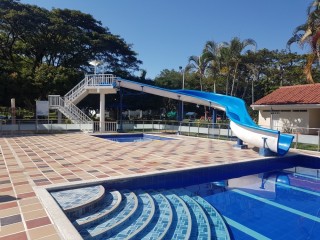 Diseños innovadores en toboganes en fibra para parques y piscinas.