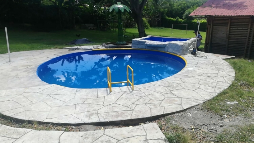 te-ofrecemos-piscinas-disenadas-en-fibra-de-vidrio-big-0